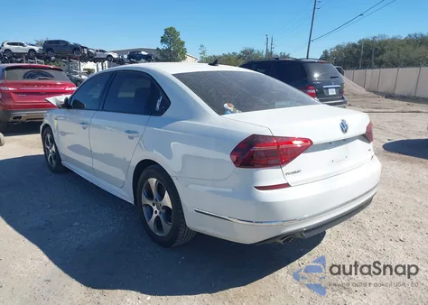 2018 Volkswagen Passat 2.0T R-Line/2.0T S z USA, uszkodzony, nr VIN 1VWAA7A30JC028381